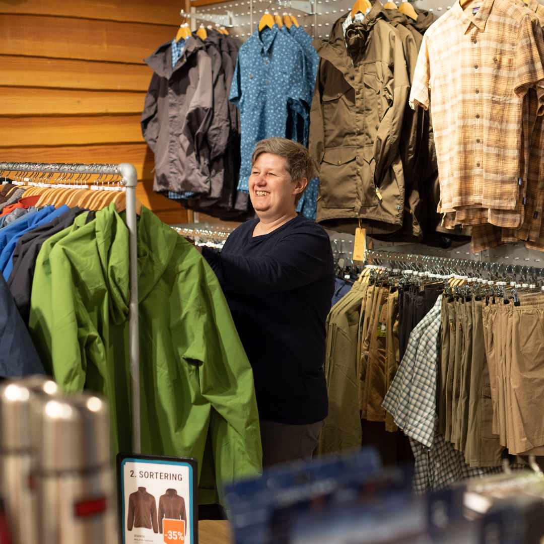 Stort udvalg af blandt andet regnjakker, frakker og shorts fra Spejder Sport i Amager Centret.  